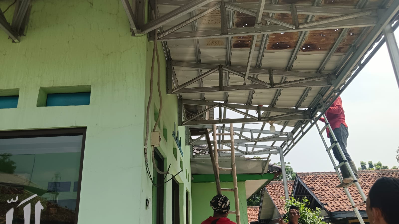 Bantuan material genteng untuk renovasi mushola AS- Sanim